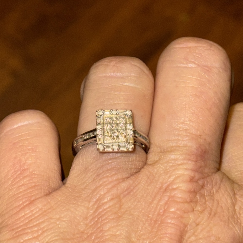 Engagement real DIAMOND RING - Picture 2 of 5